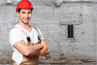 Kırmızı kask ile yakışıklı adam