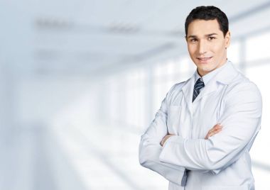 yakışıklı genç erkek doktor