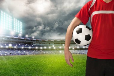 Futbol topu tutan adam