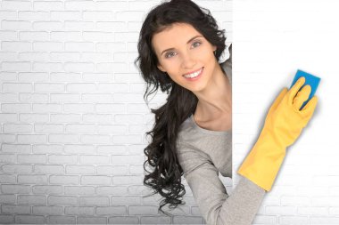 Temizlikçi kadın gösteren işareti poster