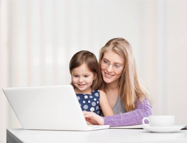 Dizüstü bilgisayar kullanan kız kadınla