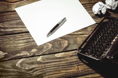 Kağıt ile eski daktilo