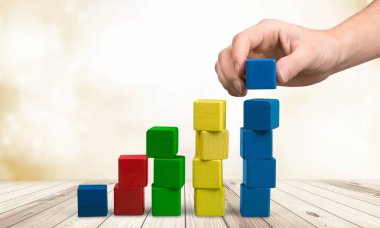 El oyuncak ahşap bloklar deste ile