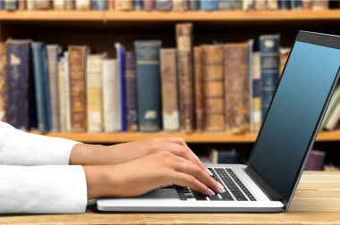 Çalışmak için dizüstü bilgisayar kullanan kadın