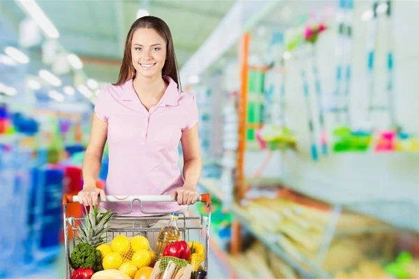 Mujer joven de compras en la tienda de comestibles —  Fotos de Stock