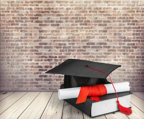 Sombrero de graduación y diploma — Foto de Stock