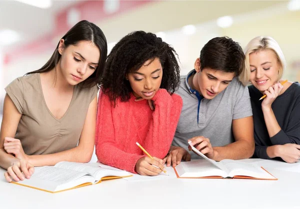 Jonge studenten die studeren — Stockfoto