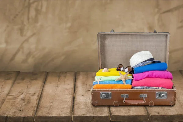 Retro koffer met reizen objecten — Stockfoto
