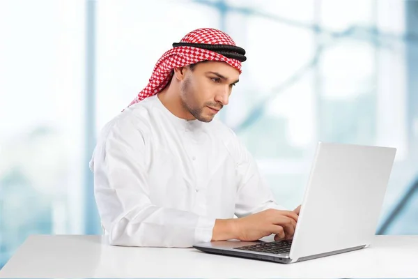 Arab man bekerja dengan laptop — Stok Foto