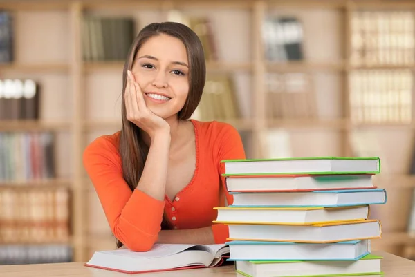 Mujer estudiante lectura libro — Foto de Stock