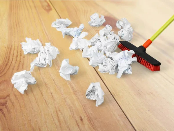 Varrendo Pedaços Papel Rasgado Chão Madeira — Fotografia de Stock