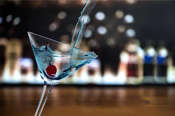 Коктейль в скляних мартіні — стокове фото