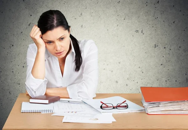 Mujer de negocios con muchos papeles — Foto de Stock