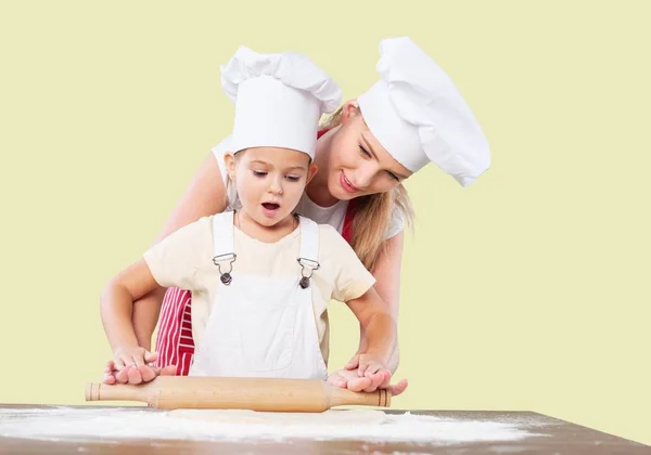 Meisje en haar moeder samen bakken — Stockfoto