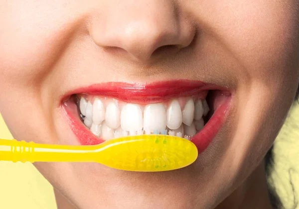 Γυναίκα καθαρά δόντια με οδοντόβουρτσα — Φωτογραφία Αρχείου