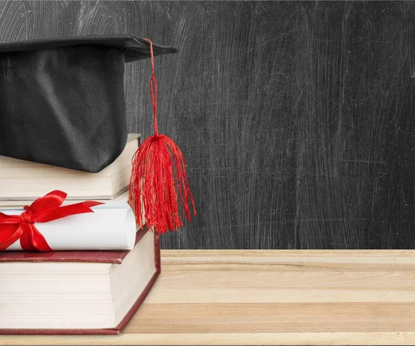 Mortero de graduación en la pila de libros — Foto de Stock