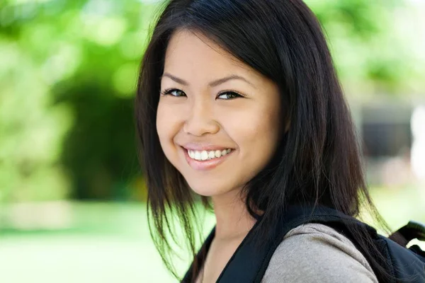 Nuori nainen aasialainen opiskelija — kuvapankkivalokuva