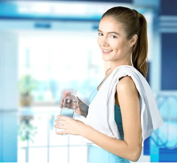 Fit wanita dengan handuk dan botol air — Stok Foto