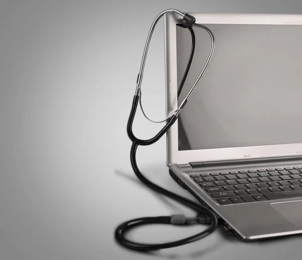 Stetoskop powiesić na laptopie — Zdjęcie stockowe