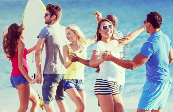 Amigos de fiesta en la playa — Foto de Stock