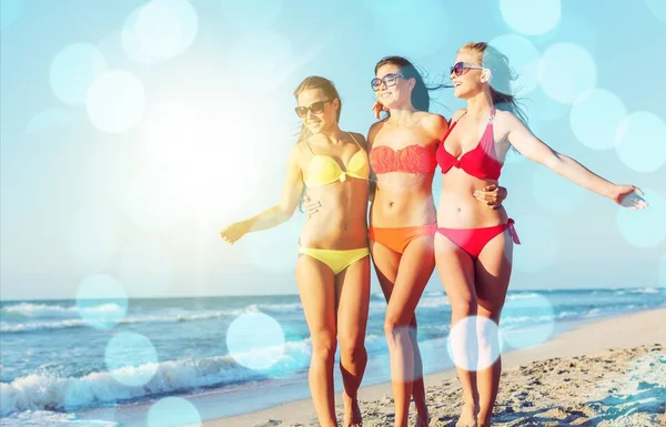 Jeunes femmes marchant au bord de la mer — Photo