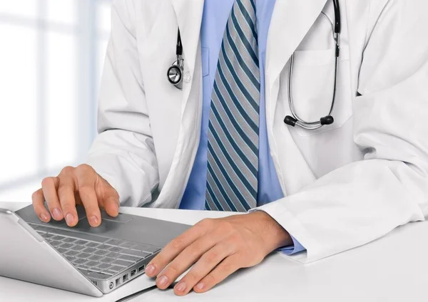 Doctorin menggunakan laptop — Stok Foto