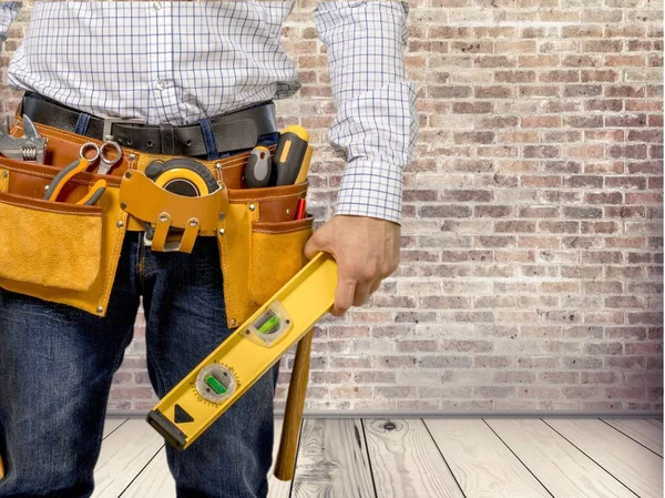 Trabajador con cinturón de herramientas — Foto de Stock