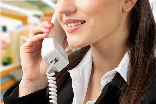 Mulher de negócios usando telefone — Fotografia de Stock