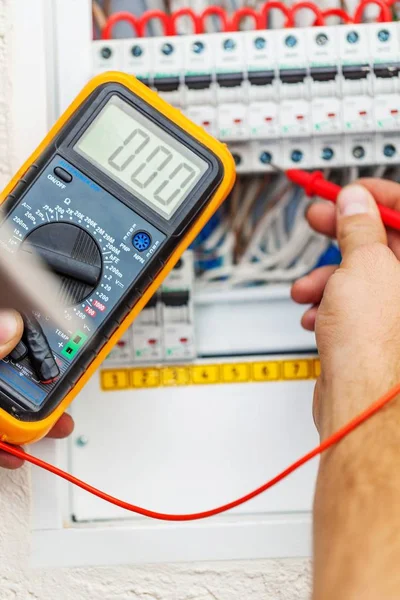 Hand Van Een Elektricien Met Multimeter Sonde Bij Een Elektrische — Stockfoto