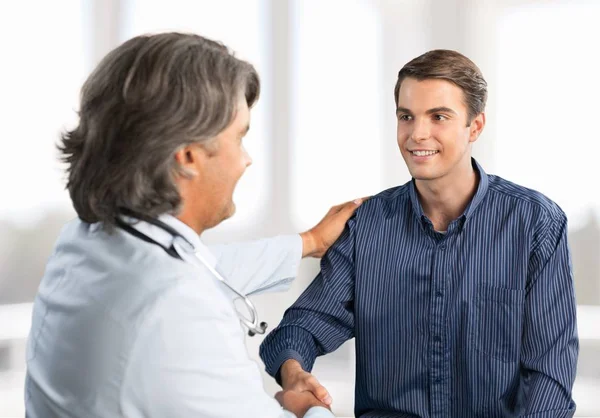 Poignée de main amicale du médecin avec le patient — Photo