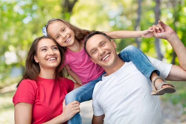 Feliz família sorridente com a filha — Fotografia de Stock