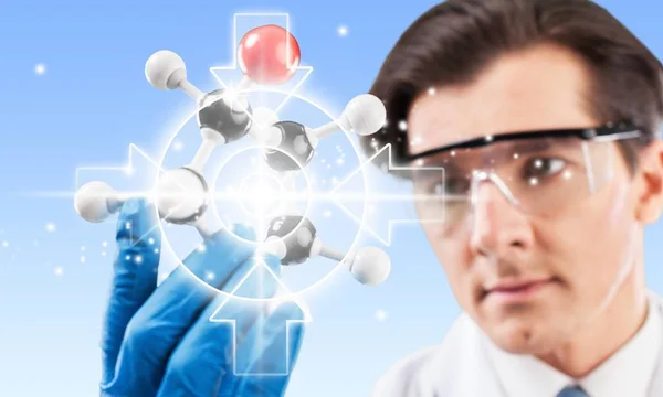 Científico hombre sosteniendo forma de molécula — Foto de Stock