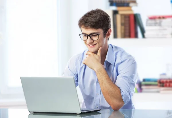 Hombre guapo en gafas usando portátil —  Fotos de Stock