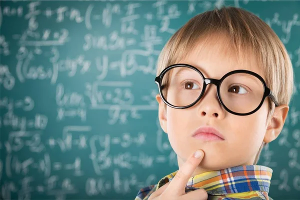 Jeune garçon en lunettes pensée — Photo