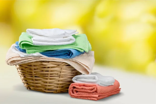 Cesta de lavandería con toallas de colores — Foto de Stock