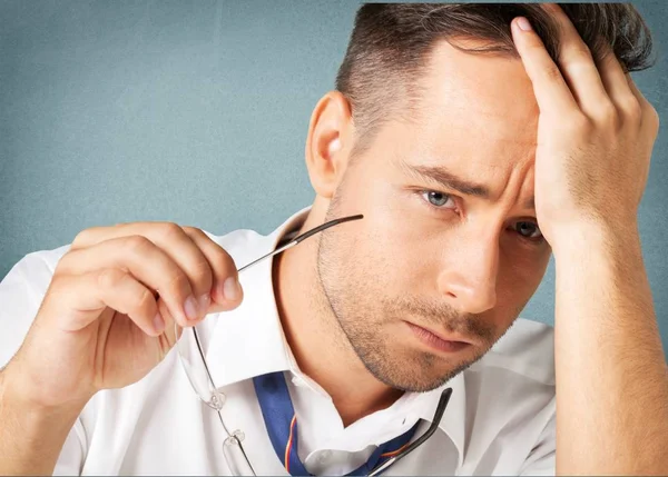 Hombre de negocios cansado cogido de la mano en la cara —  Fotos de Stock