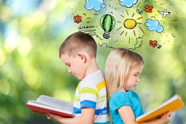 Niño y su hermana con libros —  Fotos de Stock