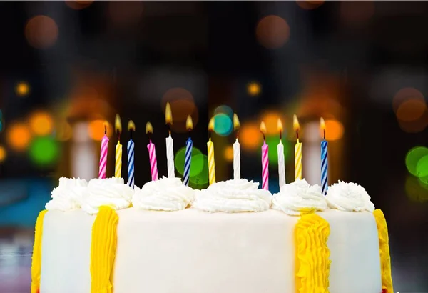 Bolo de aniversário com velas — Fotografia de Stock