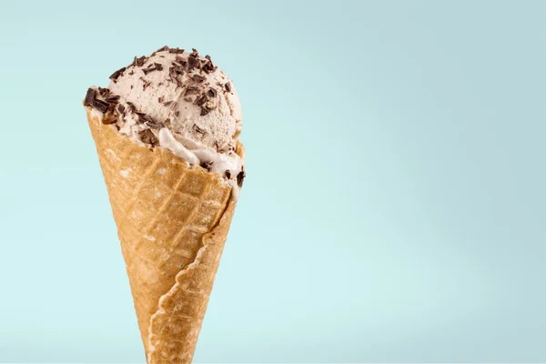 Chocolade-ijs in wafel kegel — Stockfoto