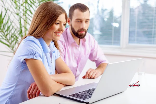 Trabalho de casal com laptop no escritório — Fotografia de Stock