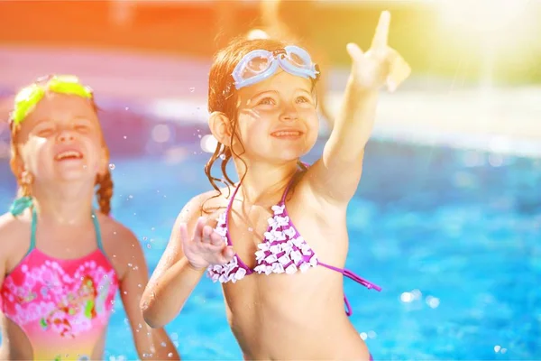 Ragazze che si divertono in piscina — Foto Stock