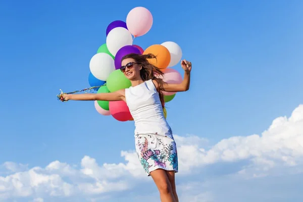 Junge Frau mit Luftballons — Stockfoto