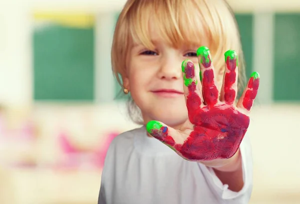 Girl with hand in paint — Stock Photo, Image