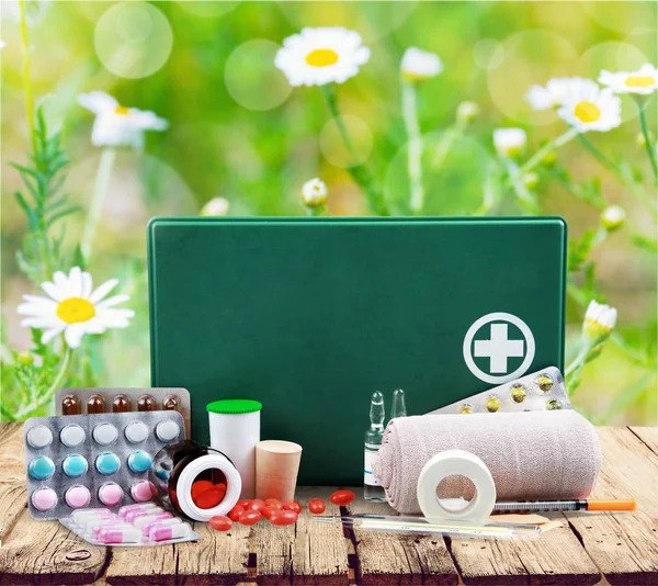 Kit de primeros auxilios con suministros médicos —  Fotos de Stock