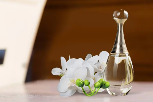 Parfümflasche und Blumen — Stockfoto