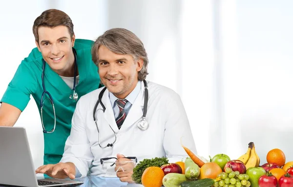 Lekarze za pomocą laptopa — Zdjęcie stockowe