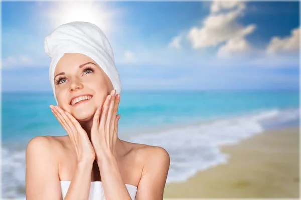 Young woman on beach — Stock Photo, Image