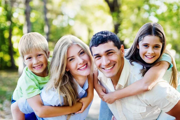 Belle famille dans le parc — Photo