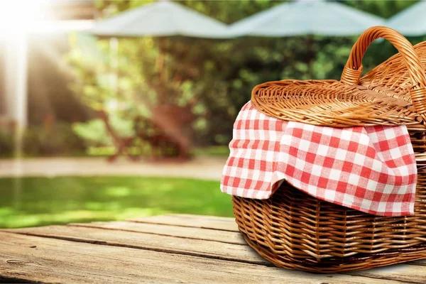 Cesta de picnic con servilleta —  Fotos de Stock