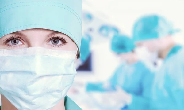 Mladý ženský lékař v masce — Stock fotografie